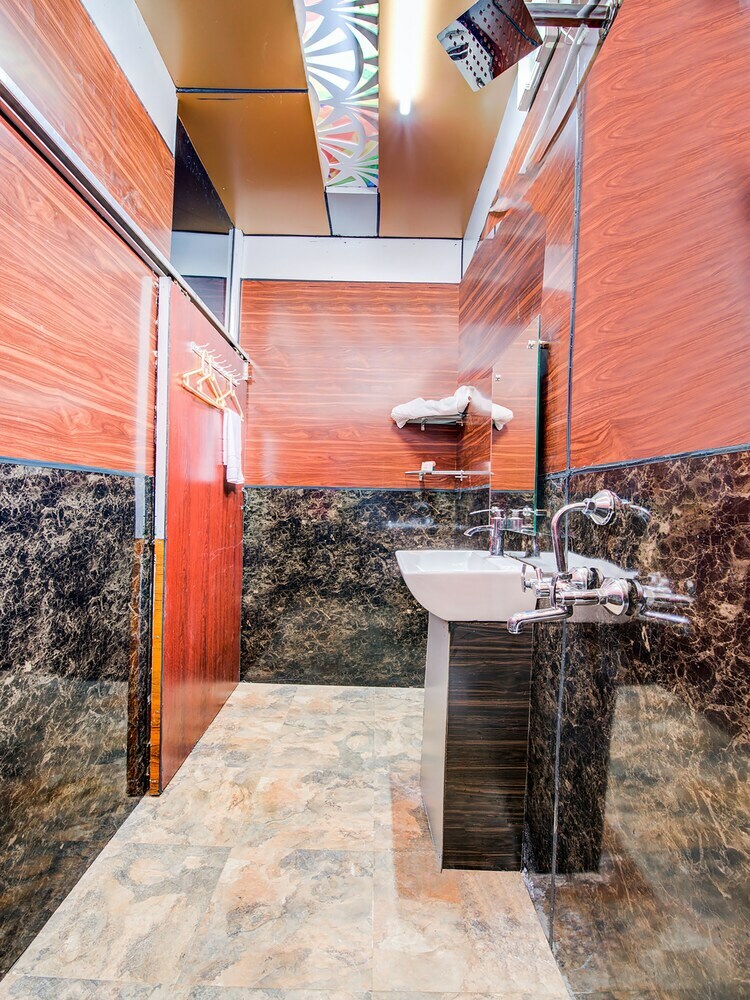 Hotel Oyo 18561 Athiti