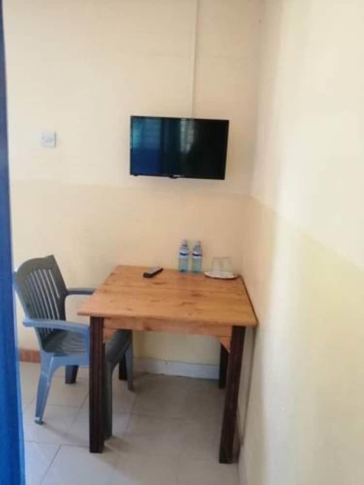 Hotel Diani Travelers Guest House