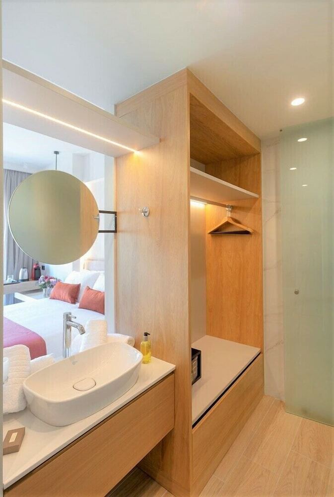 The City Hotel & Suites