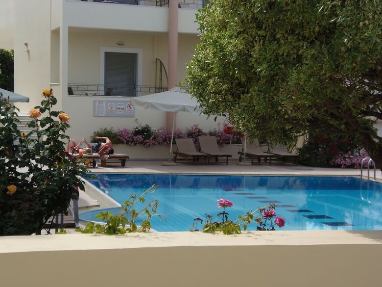 Yakinthos Hotel