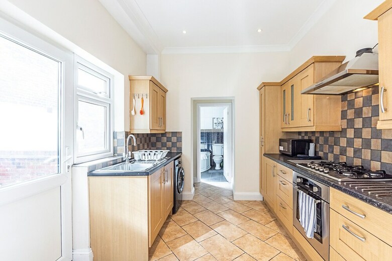 Spacious 4 Bed Apartment Near Tooting Gardens