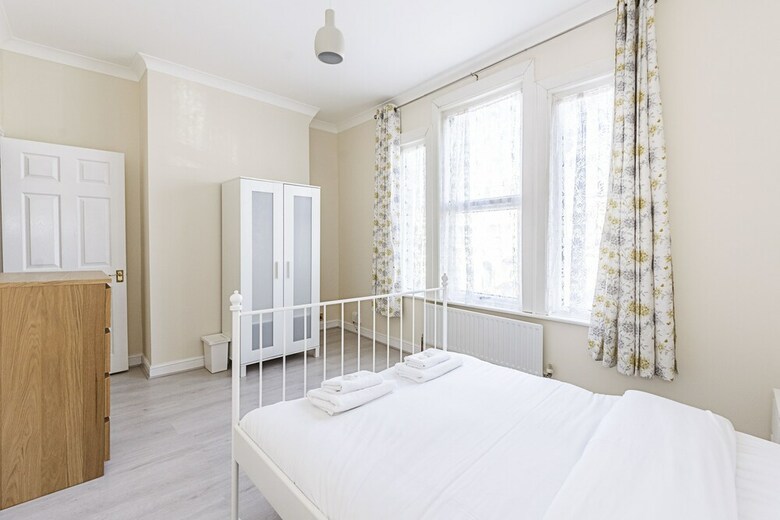 Spacious 4 Bed Apartment Near Tooting Gardens