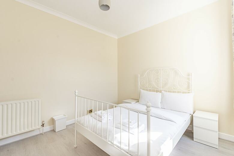 Spacious 4 Bed Apartment Near Tooting Gardens