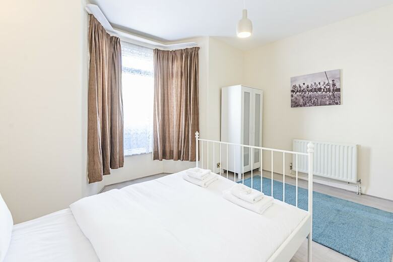 Spacious 4 Bed Apartment Near Tooting Gardens