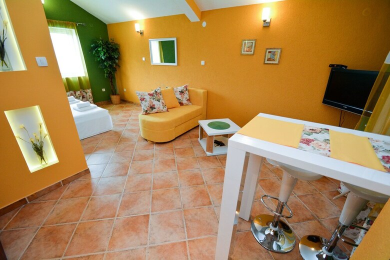 Apartment House 91