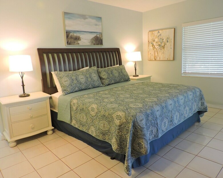Change To: Private Beach 4/4.5 For 10 Heated Pool