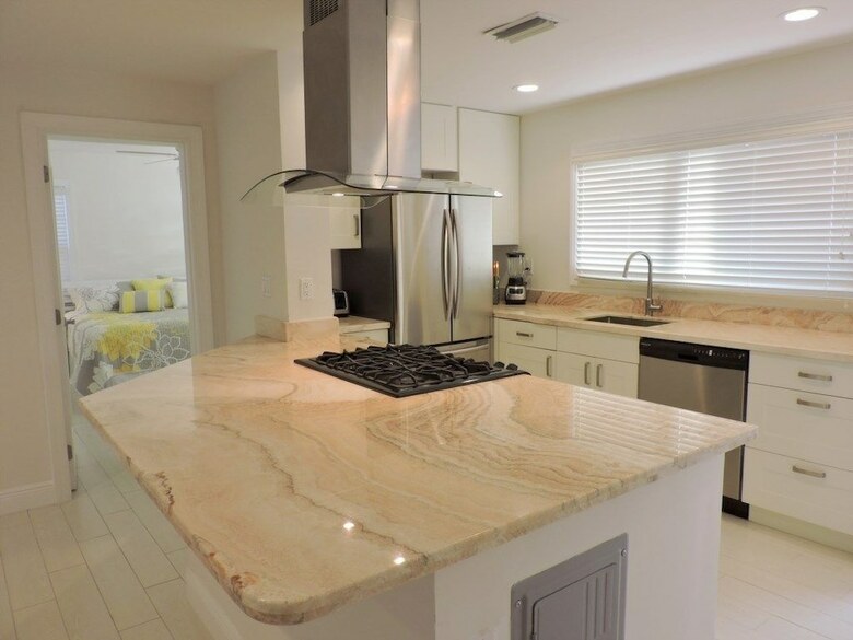 Luxury Beachside Condo 2/2 For 6 Guests