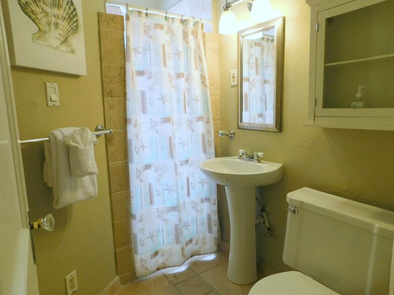 Ocean View Condo 1/1 For 4, Pool & Parking