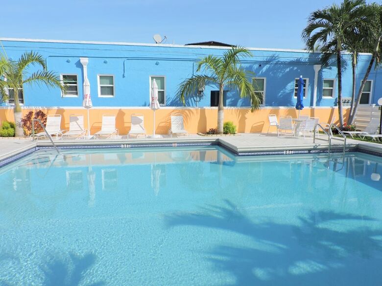Ocean View Condo 1/1 For 4, Pool & Parking