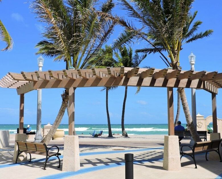 Oceanside 1/1 For 4 Balcony, Pool & Beach