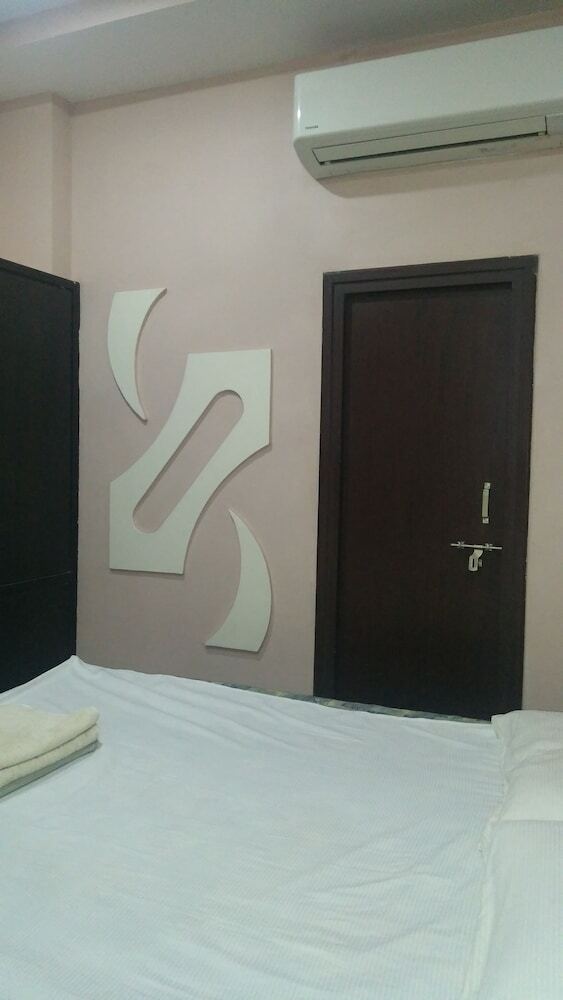 Hotel Iroomz Nagamayuri