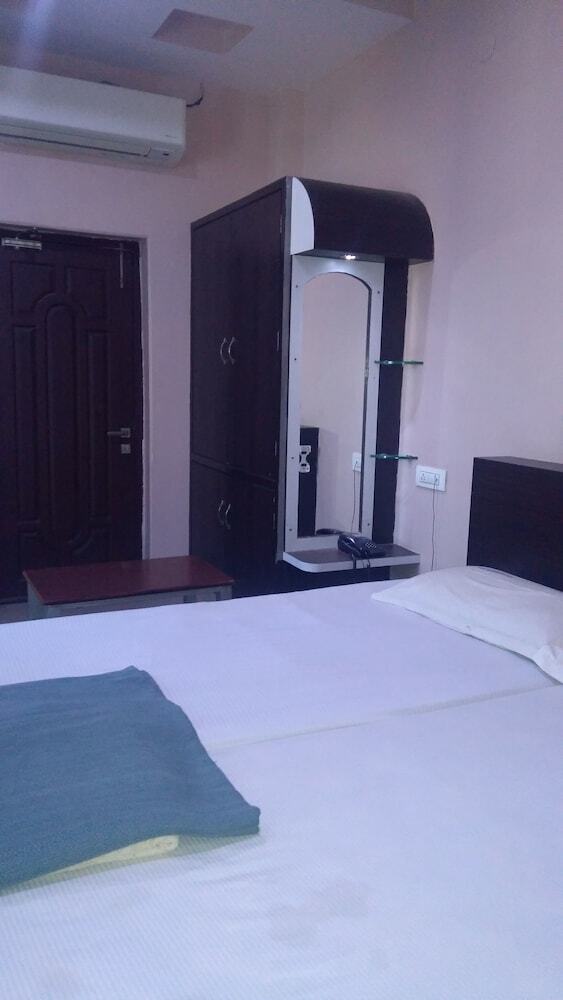 Hotel Iroomz Nagamayuri