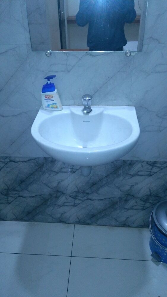 Hotel Iroomz Murgan Residency
