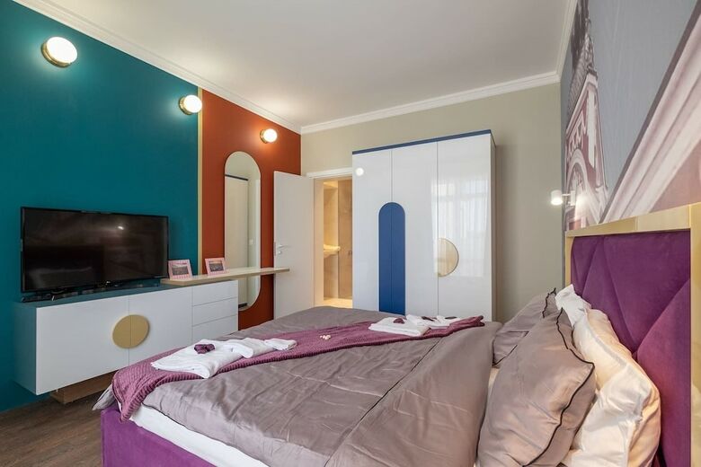 Fm Luxury 3-bdr Apartment - Splendid Shapes