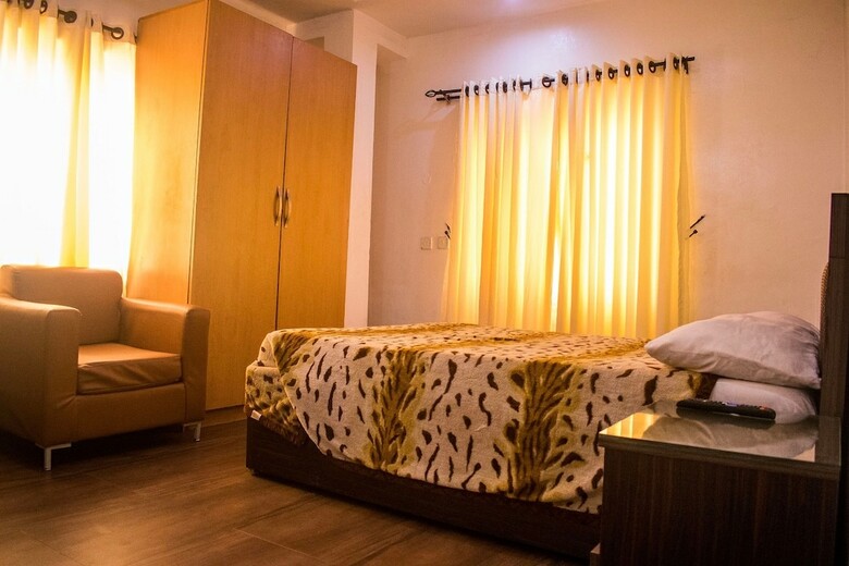 Hotel Exquisite Suites & Conference Centre