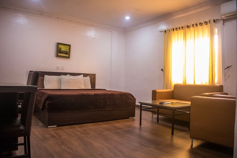 Hotel Exquisite Suites & Conference Centre