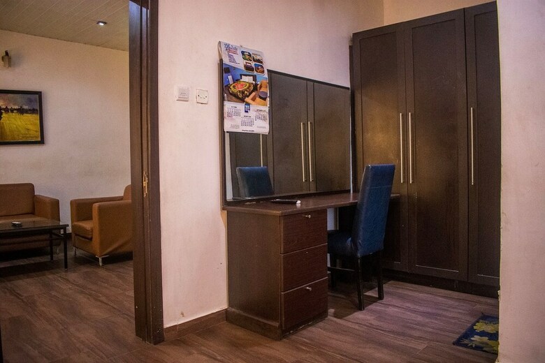 Hotel Exquisite Suites & Conference Centre