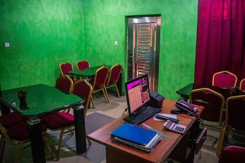 Hotel Exquisite Suites & Conference Centre
