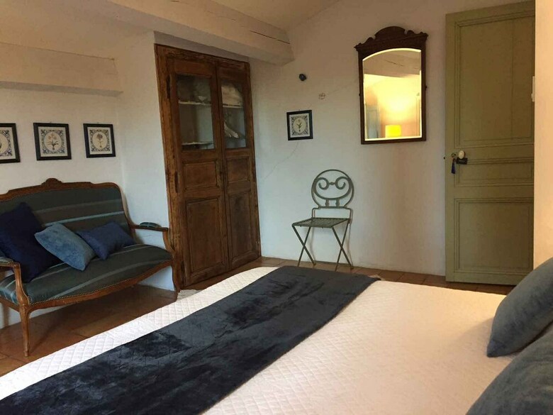 Hotel Les Aigui�res En Provence