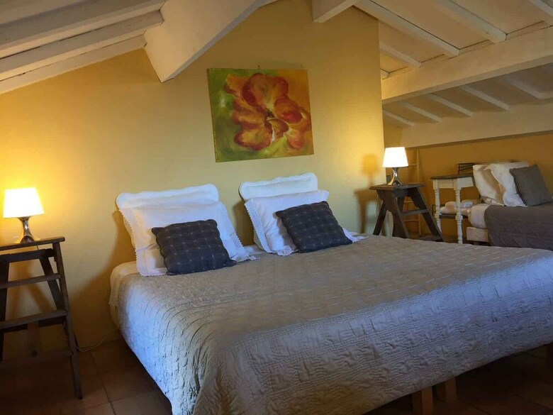 Hotel Les Aigui�res En Provence