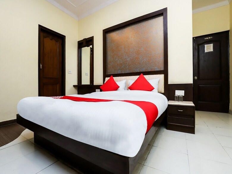 Oyo 26216 Hotel Maanvi