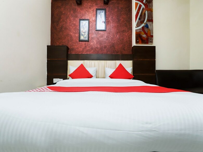 Oyo 26216 Hotel Maanvi