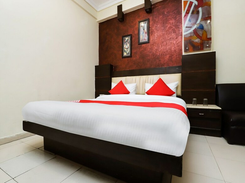 Oyo 26216 Hotel Maanvi