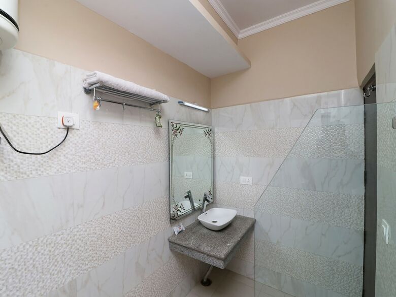 Oyo 31120 Hotel Royale India