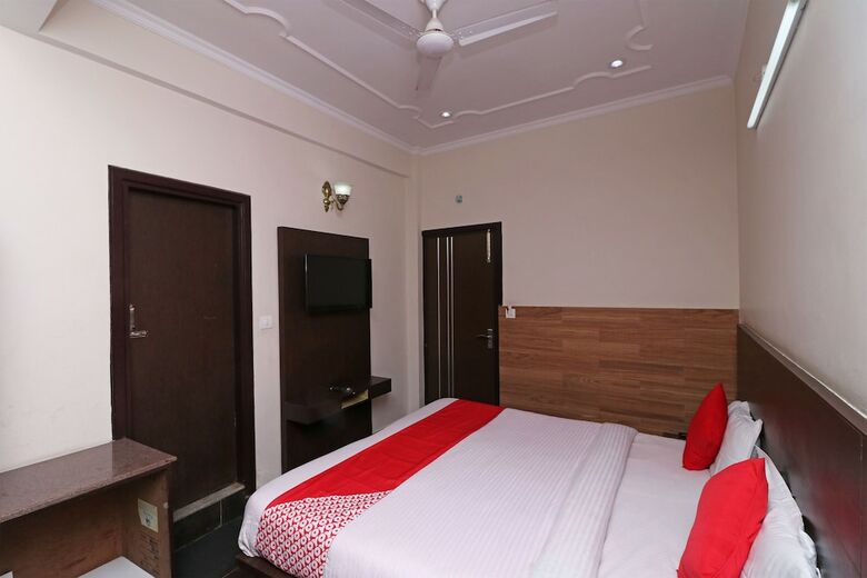 Oyo 31120 Hotel Royale India