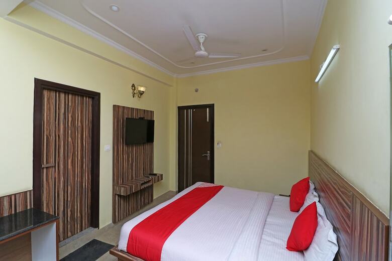 Oyo 31120 Hotel Royale India