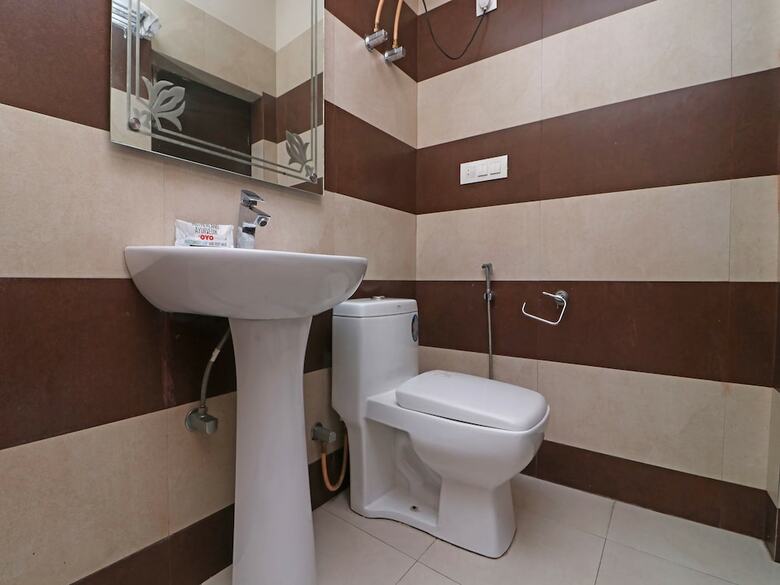 Oyo 31120 Hotel Royale India