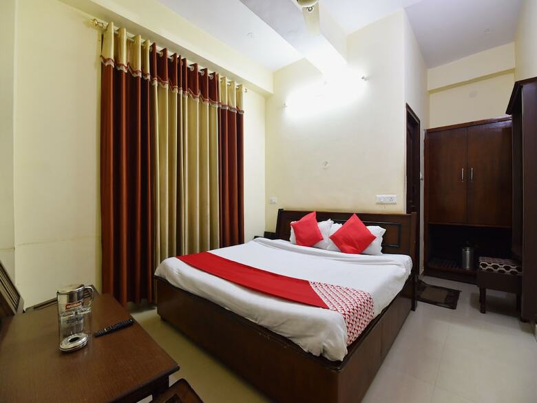 Oyo 28027 Hotel Dhruv