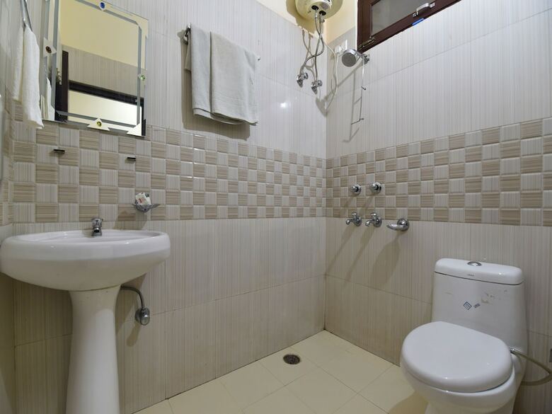 Oyo 28027 Hotel Dhruv
