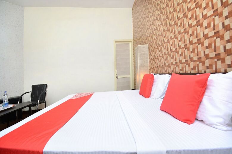 Hotel Oyo 28393 Diamond Plaza