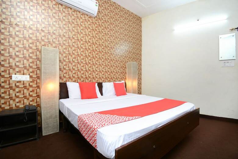 Hotel Oyo 28393 Diamond Plaza