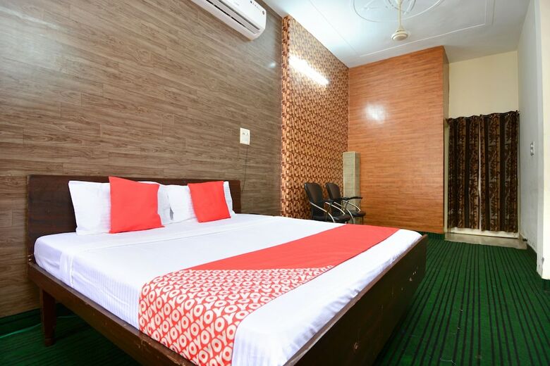 Hotel Oyo 28393 Diamond Plaza