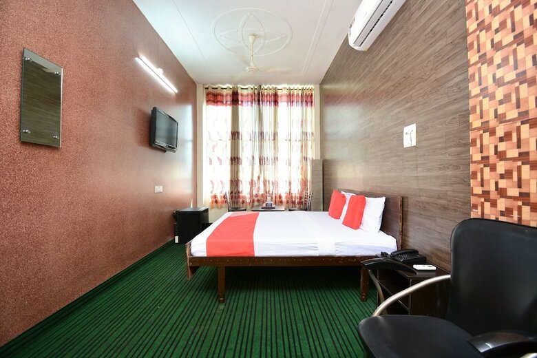 Hotel Oyo 28393 Diamond Plaza