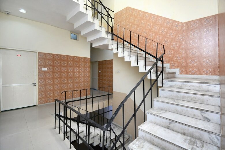 Hotel Oyo 28393 Diamond Plaza