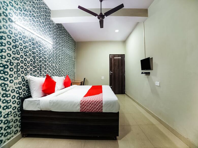 Hotel Oyo Flagship 30196 Noida Sector 5