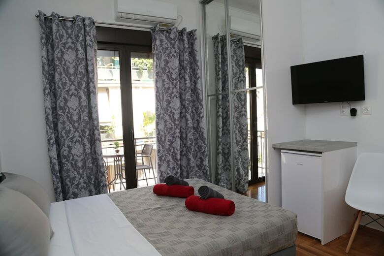 Nicholas Point Apartments And Rooms