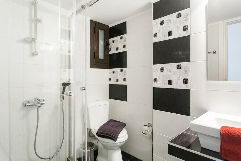 Nicholas Point Apartments And Rooms