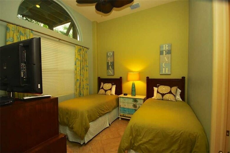 040-beach House Too