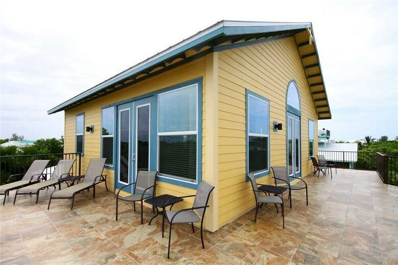 040-beach House Too