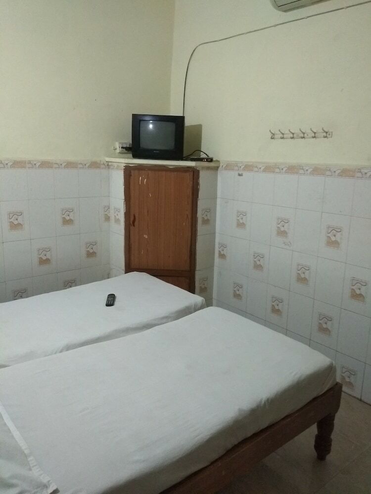 Hotel Iroomz Sai Relax Resiodency