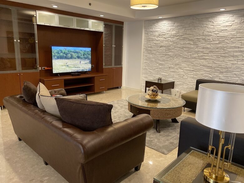 Jj Suites - Your Home On 11