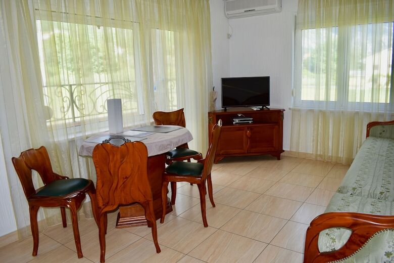 Villa Dolphin Apartments