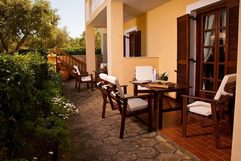 Amboula Beach Apartments