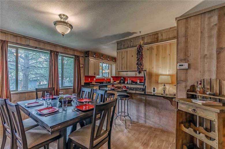 Mustang Hideaway - Three Bedroom Cabin