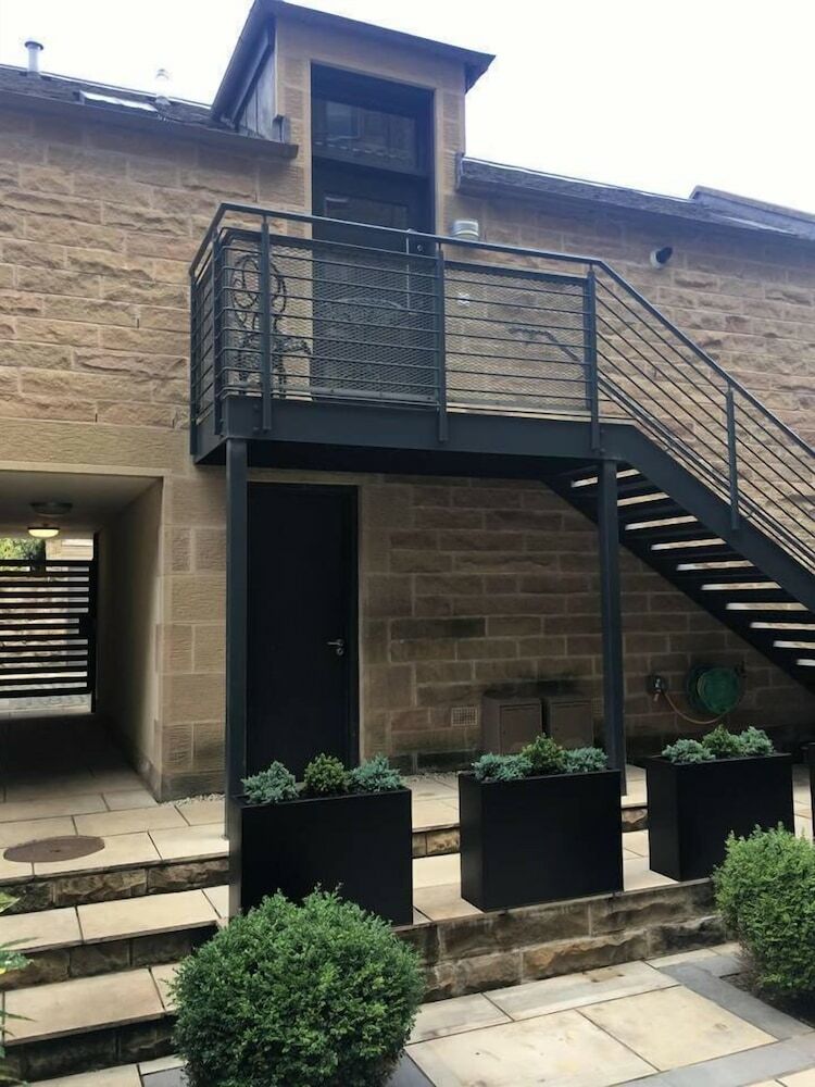 Quiet Mews Apartment In New Town