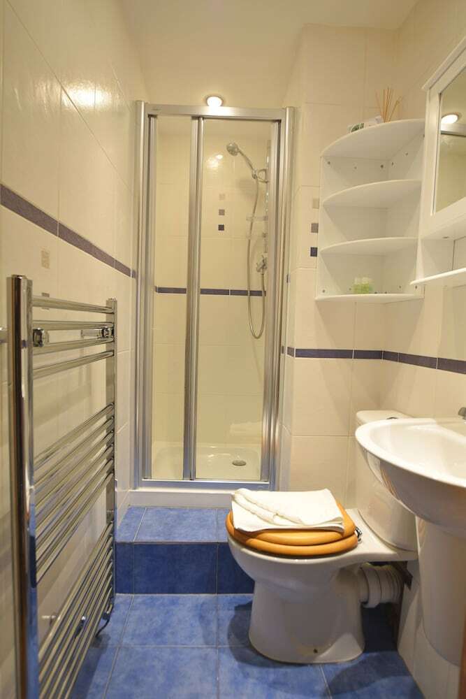 Gorgeous Two Bedroom Apartment With Castle Views